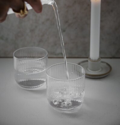 Foto av eleganta dricksglas med minimalistisk design