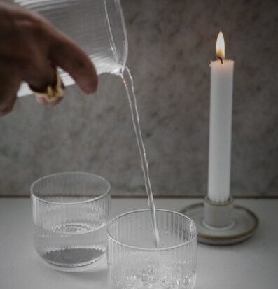 Bild av elegant karaff och glas i harmonisk dukning