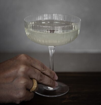 Bild av stilrent dricksglas på fot med elegant design