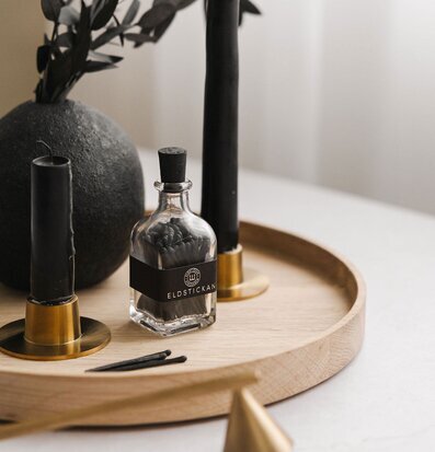 Bild av elegant arrangemang med glasflaska och ljusstakar