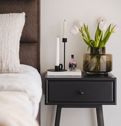 Foto av stilfullt nattygsbord med harmonisk inredning