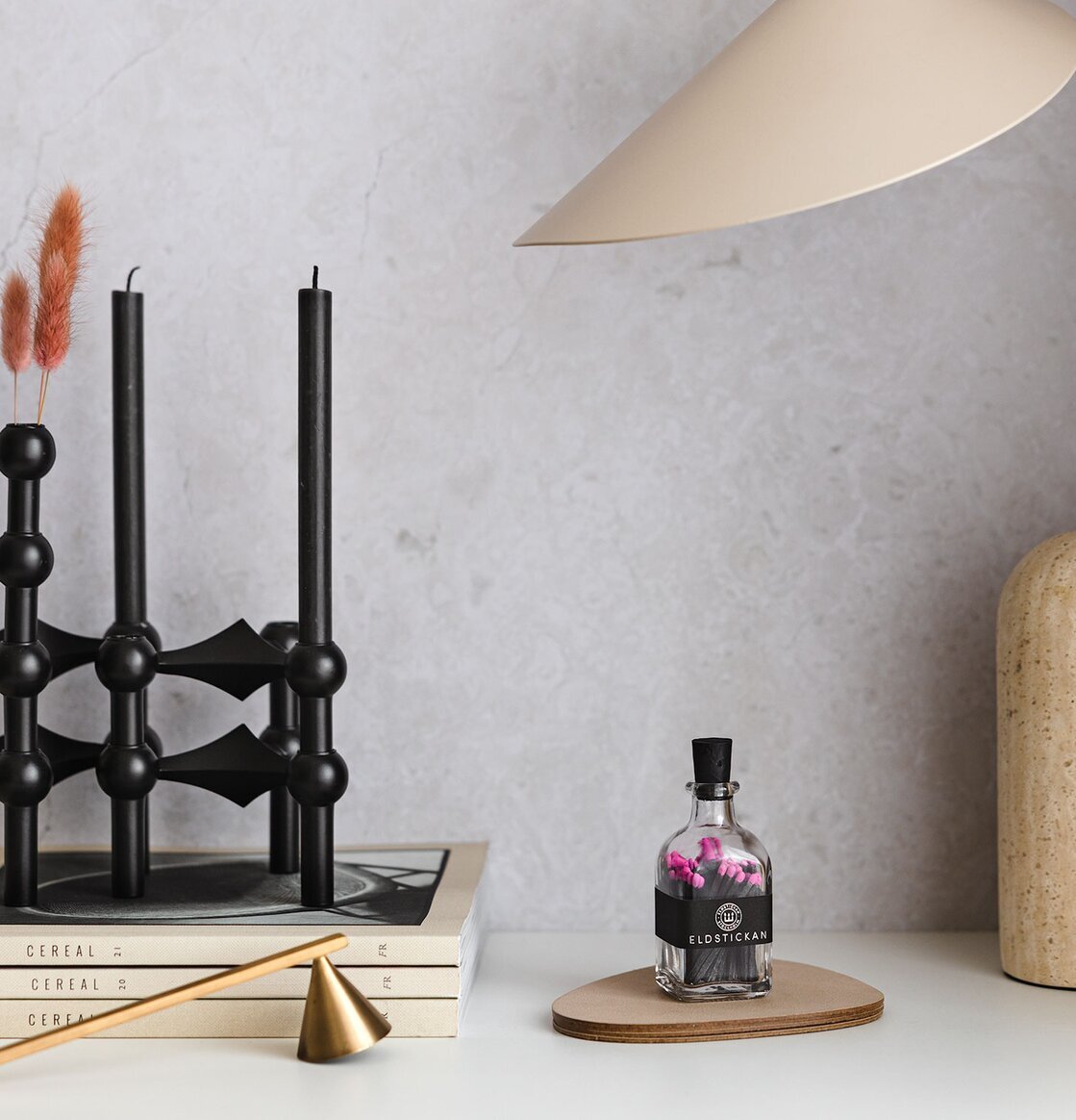 Eldstickan Tändstickor Liten Rodonit på träbas med böcker