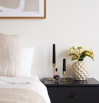 Bild av stilrent sovrum med harmonisk färgpalett