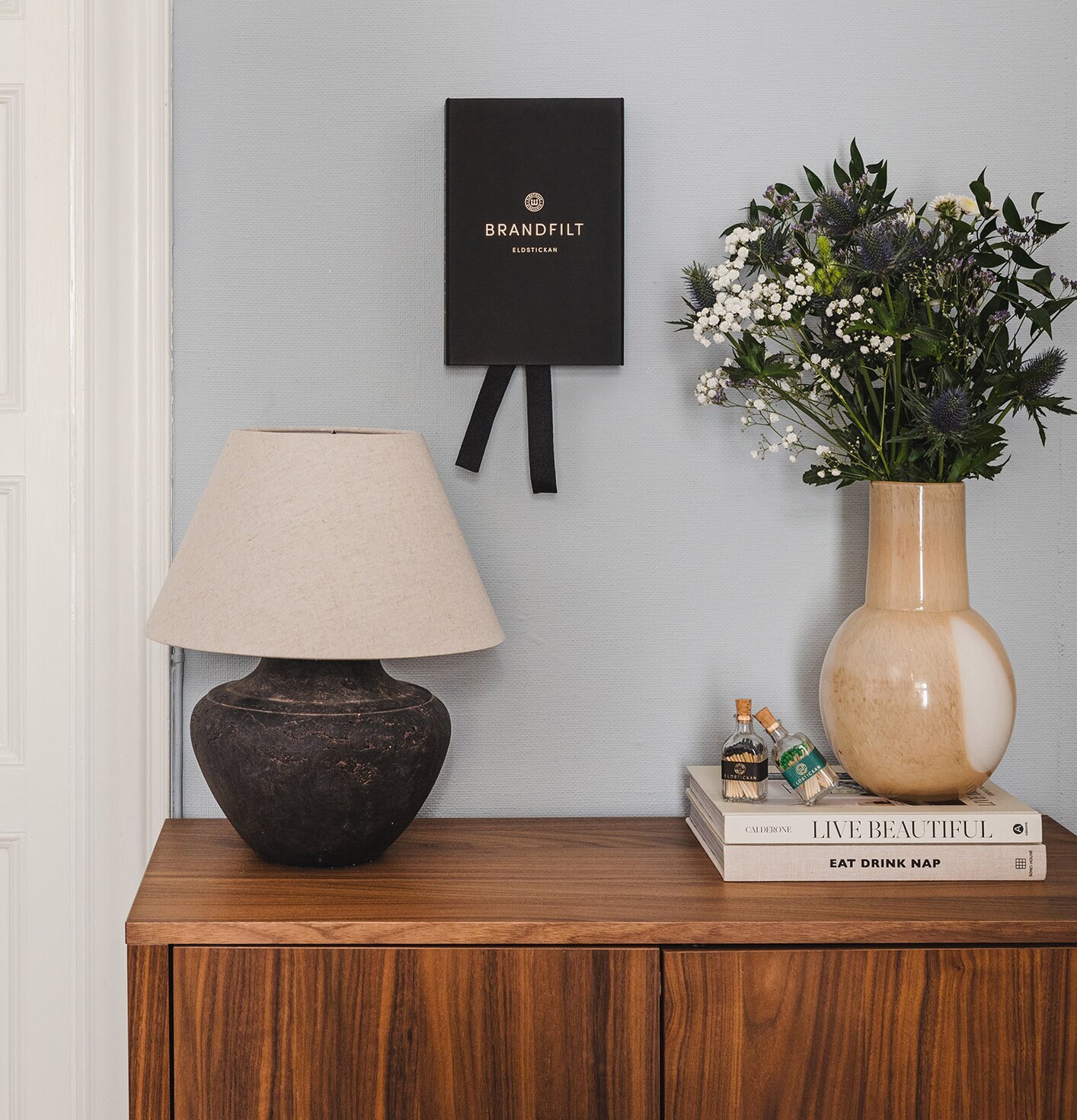 Brandfilt Eldstickan från Eldstickan på ljusgrå vägg