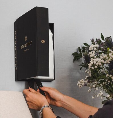 Bild av stilfullt rum med brandfilt och blommor