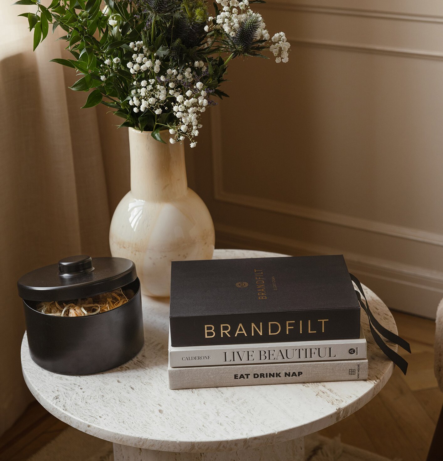 Brandfilt Eldstickan från Eldstickan på ljust stenbord