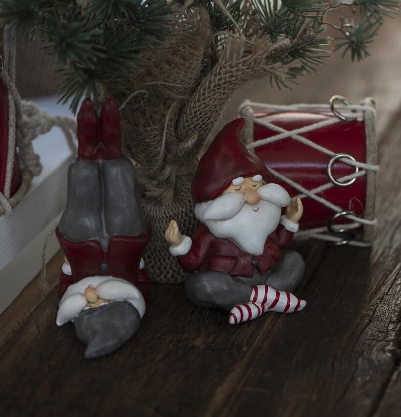 Bild av charmiga tomtefigurer i julig atmosfär