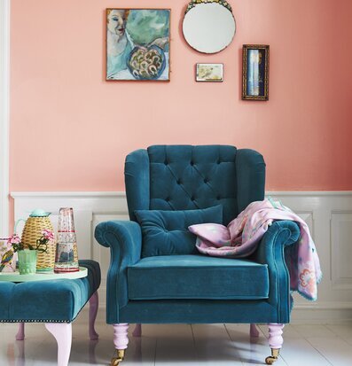 Bild av hemtrevlig inredning med stil och harmoni