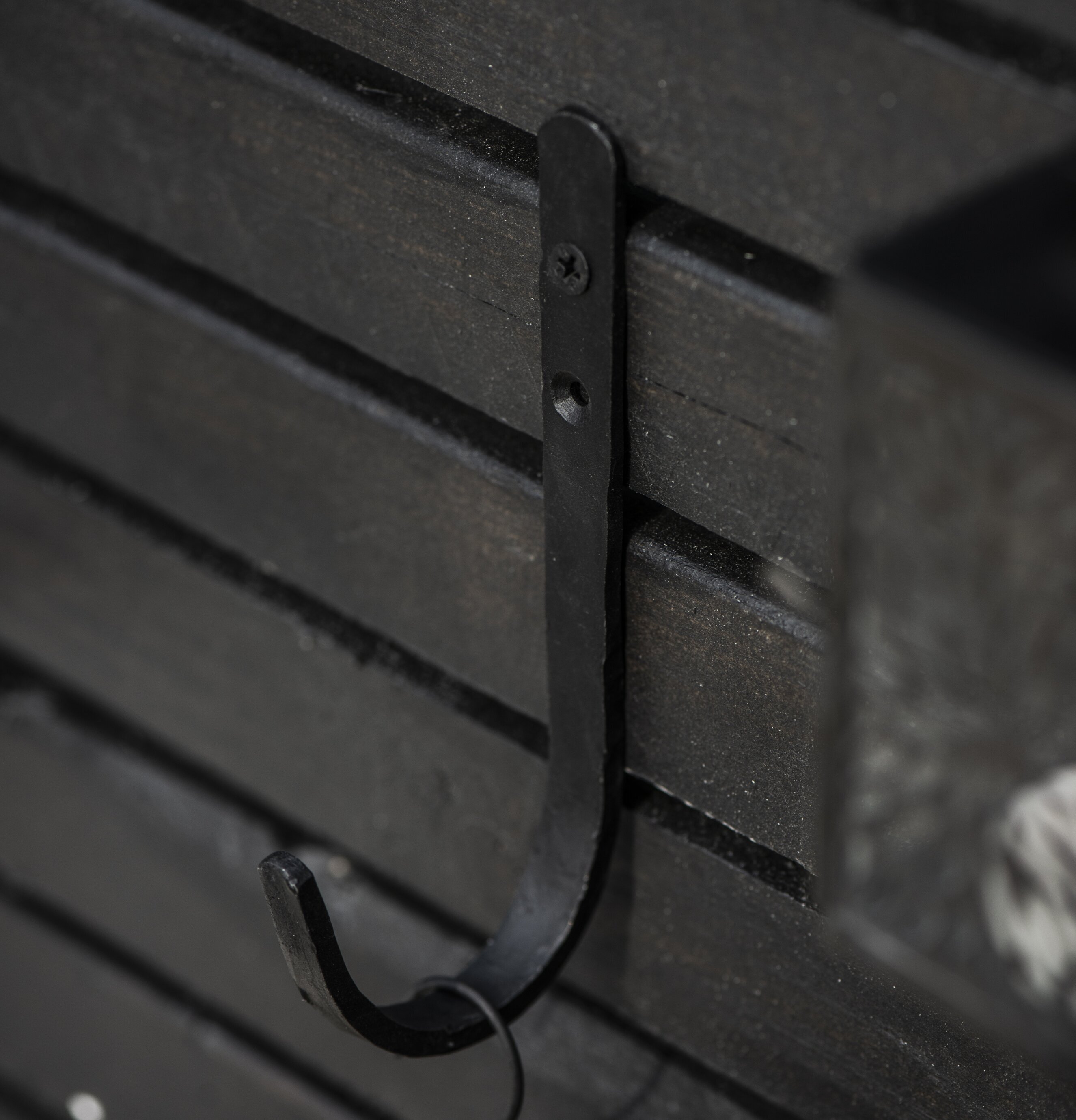 Krok Smide från IB Laursen monterad på mörk trävägg