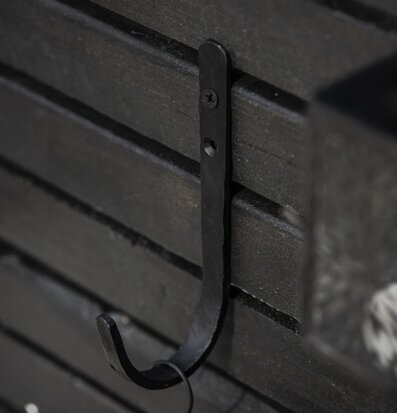 Bild av robust smideskrok med dekorativ metalllykta