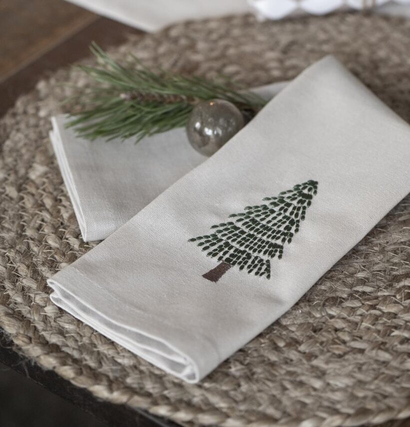 Bild av juldukning med elegant tygservett och dekorationer