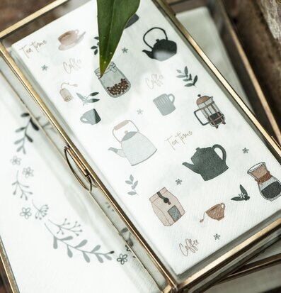 Bild av glasbox med servetter och antik mässingsram