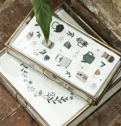 Foto av glasbox med servetter och rustik inredning