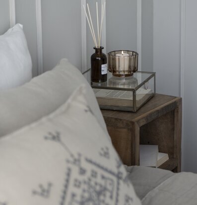 Bild av elegant inredning med glasbox och doftpinnar