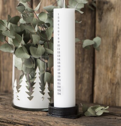 Bild av adventsdekoration med blockljus och eukalyptus