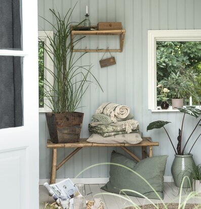 Bild av harmoniskt och inbjudande rum med naturinslag