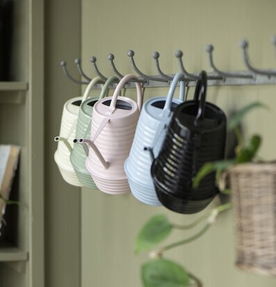 Bild av eleganta vattenkannor i harmoniska färger