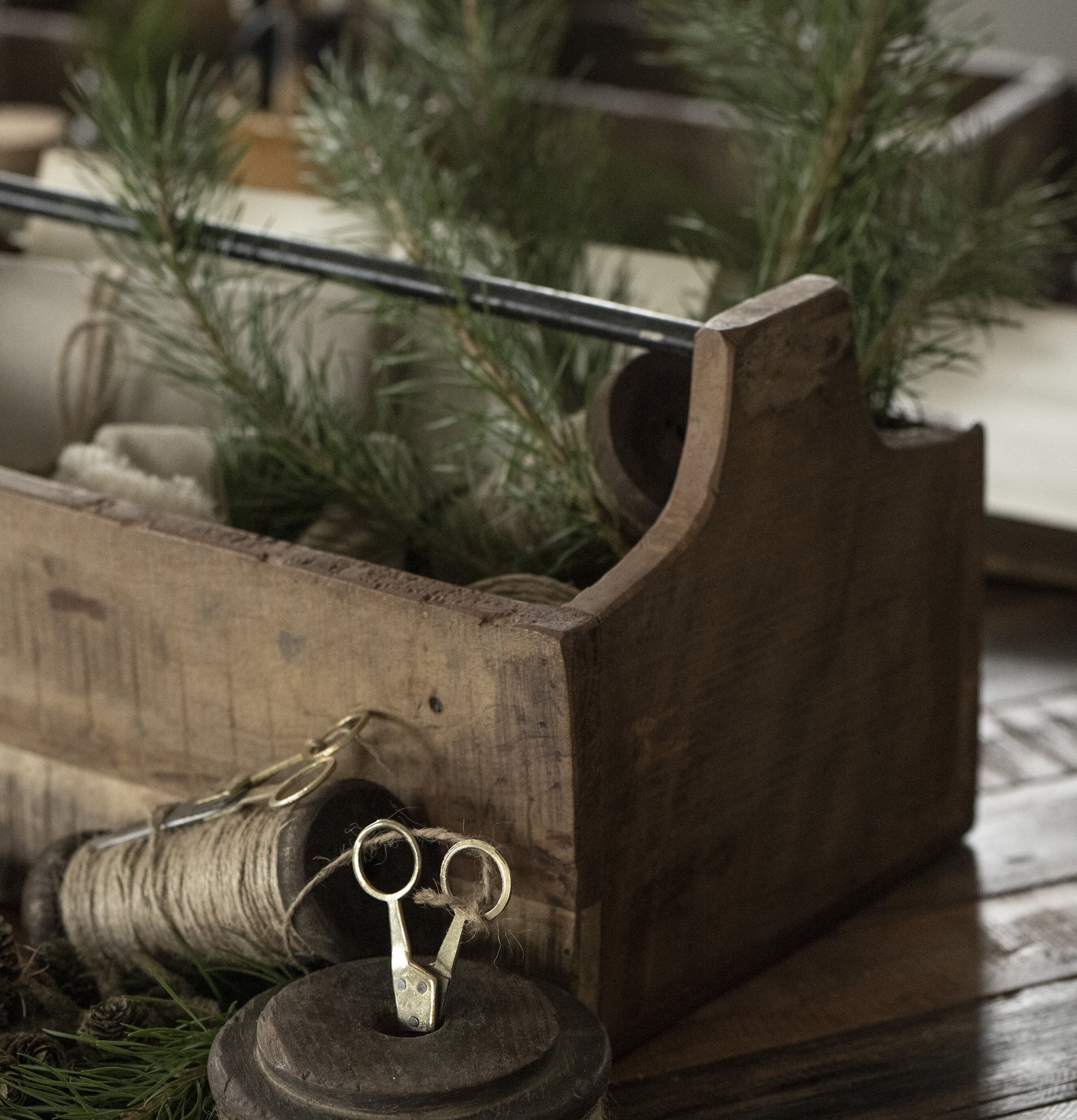 Trälåda Med Järnhandtag från IB Laursen på rustikt bord