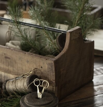 Bild av rustik trälåda med järnhandtag och granar