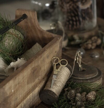 Bild av rustik trälåda med dekorativa element