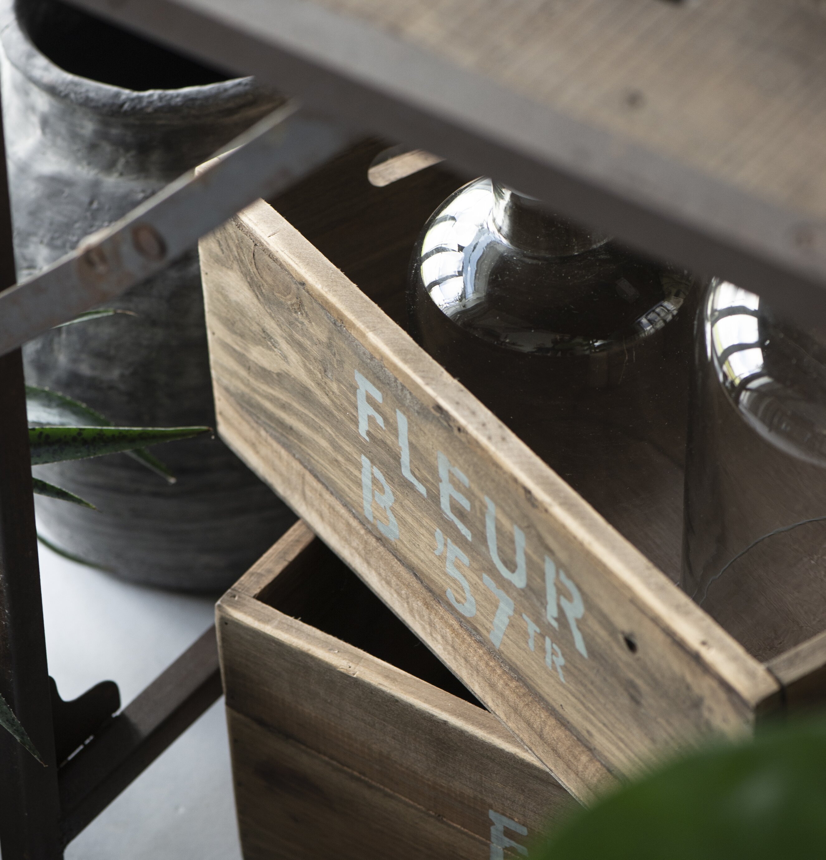 Trälåda Fleur från IB Laursen i rustik miljö med växter