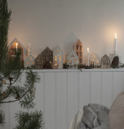 Bild av rofylld interiör med dekorativa ljuslyktor