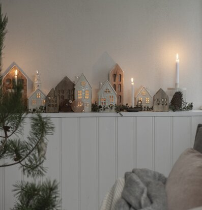 Bild av inbjudande inomhusmiljö med ljusstakar