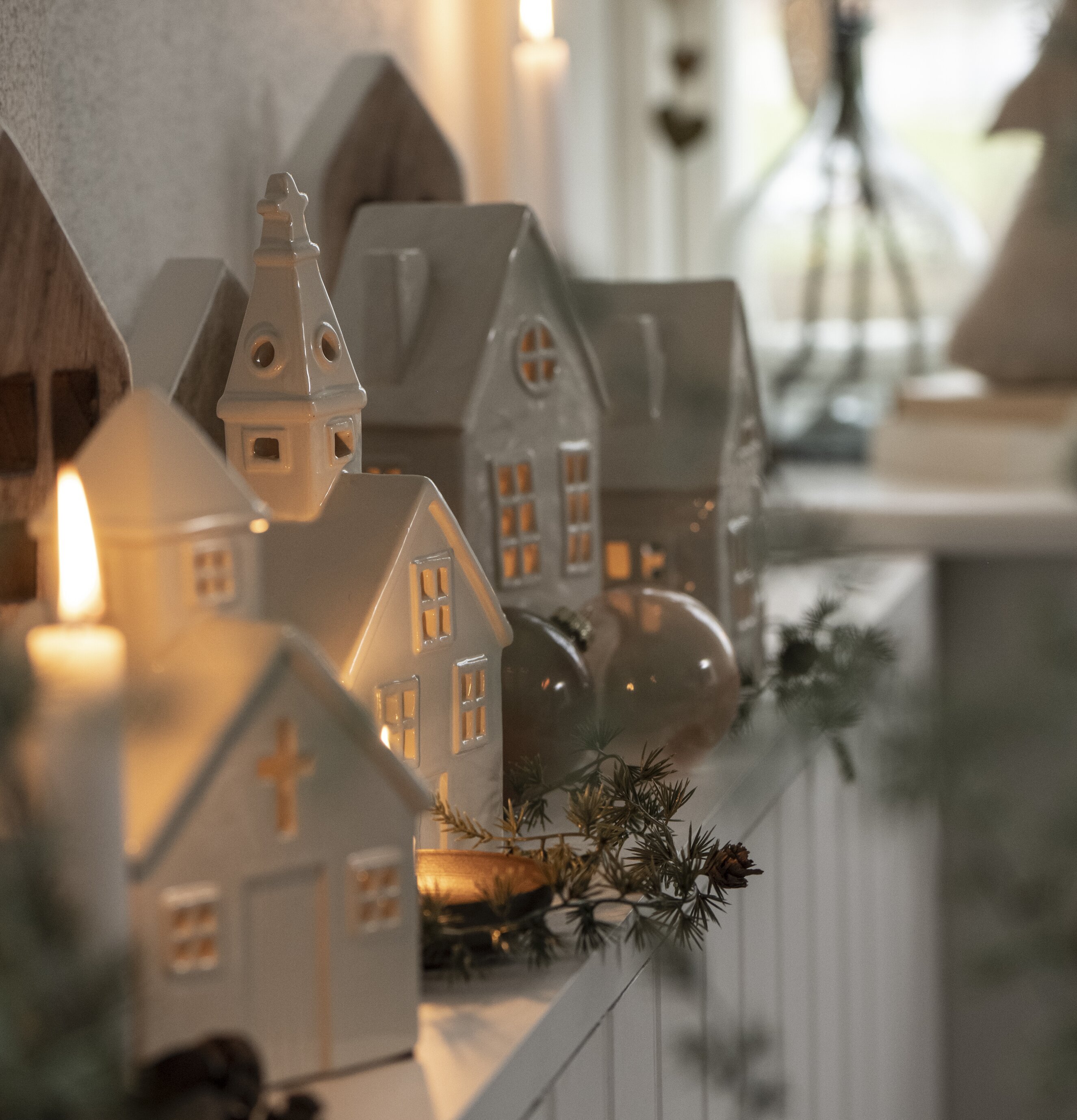 Foto av dekorativa keramikhus med ljus och skugga