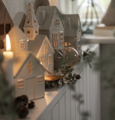 Foto av dekorativa miniatyrhus för mysig inredning