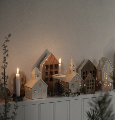 Bild av charmig miniatyrby med ljus och skuggspel