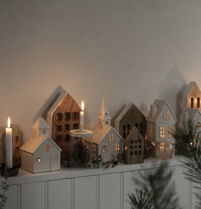 Bild av stämningsfull vinterdekor med ljuslyktor