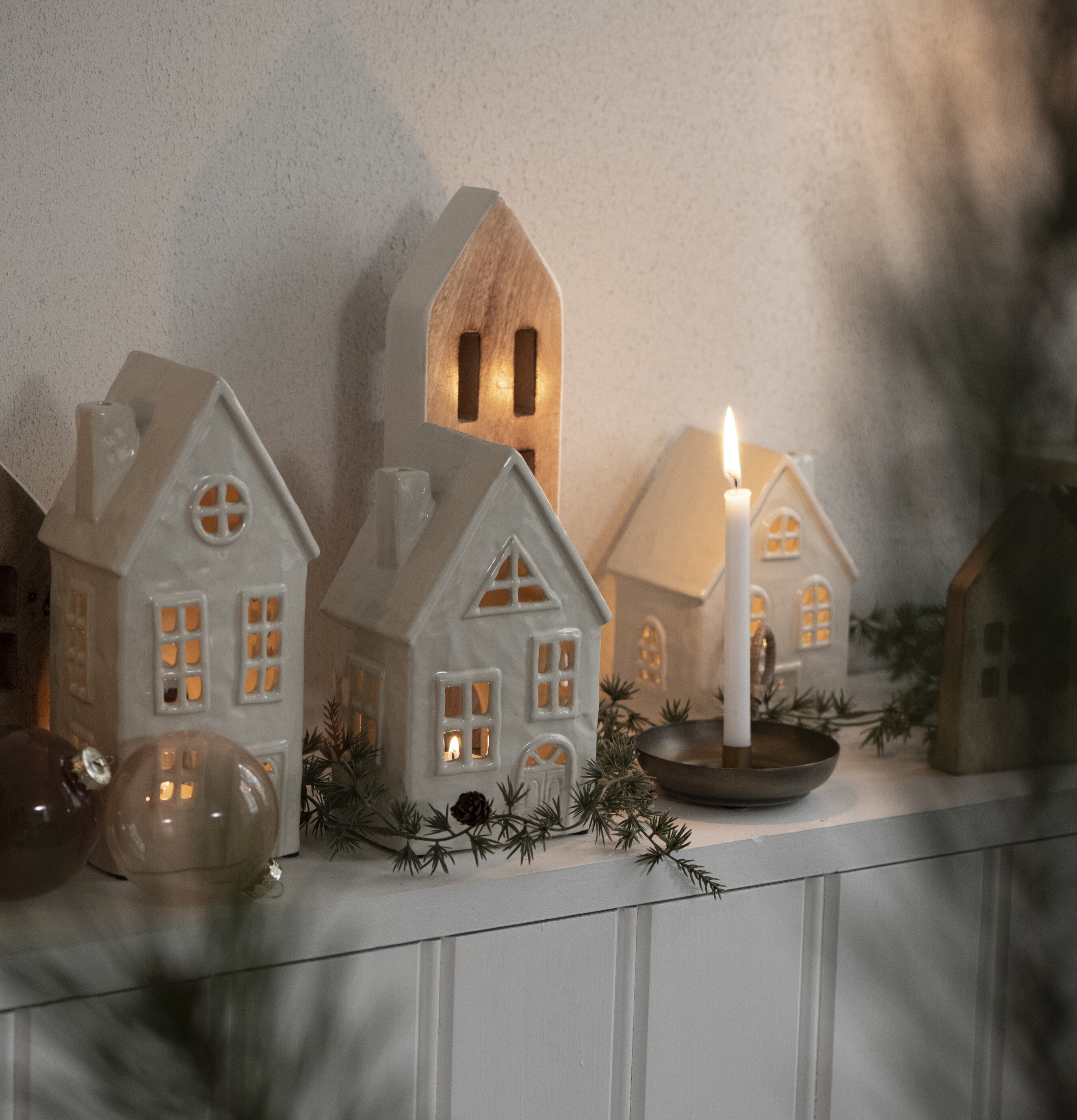 Ljuslykta Hus Runt Fönster Creme från IB Laursen på hylla