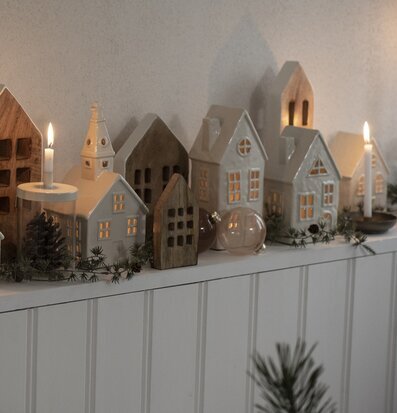 Foto av dekorativa huslyktor i mysig hemmiljö