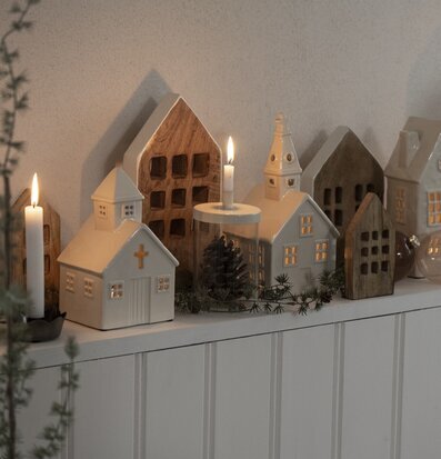 Bild av miniatyrby med ljuslyktor och stearinljus