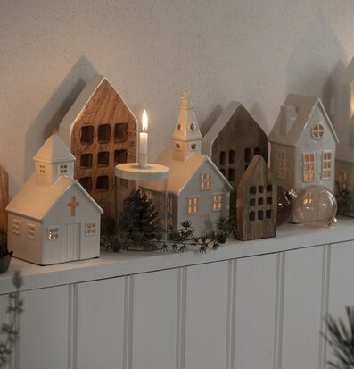 Bild av stilfulla dekorativa ljuslyktor i hemmet