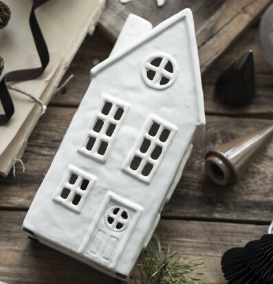 Bild av stilren ljuslykta som skapar hemtrevnad