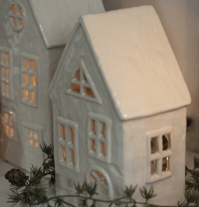 Foto av charmig ljuslykta i form av ett litet hus