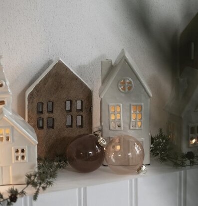 Bild av charmiga husformade ljuslyktor och dekorationer