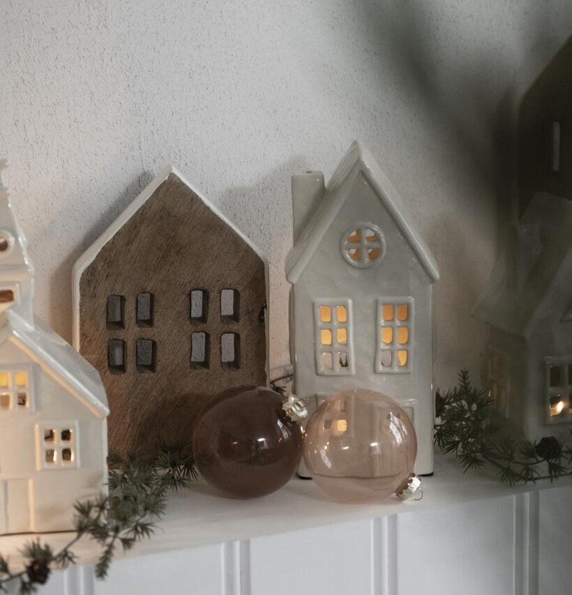 Trähus Stående 8 Fönster från IB Laursen på vit hylla