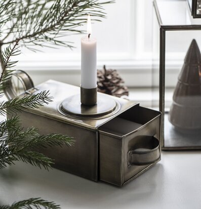 Bild av elegant ljusstake i mässing med förvaring