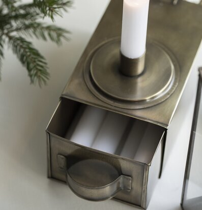 Bild av ljusstake i mässing med praktisk förvaring