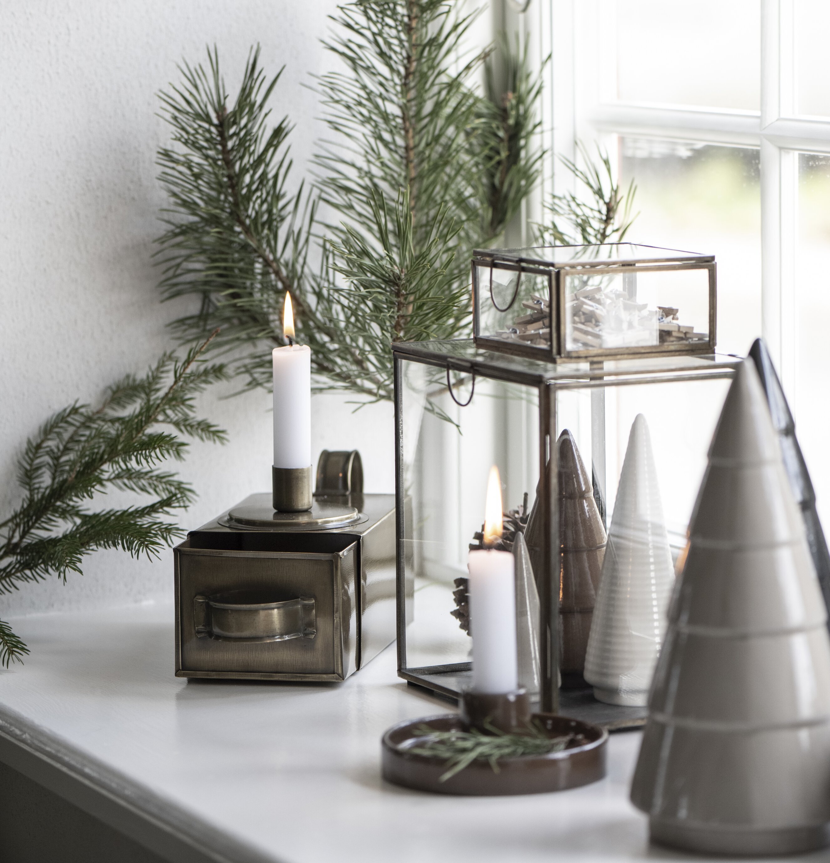 Bild av stilfull ljusstake med förvaring på fönsterbräde