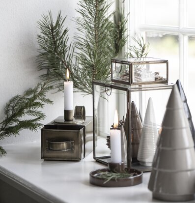 Bild av stilfull ljusstake med förvaring på fönsterbräde