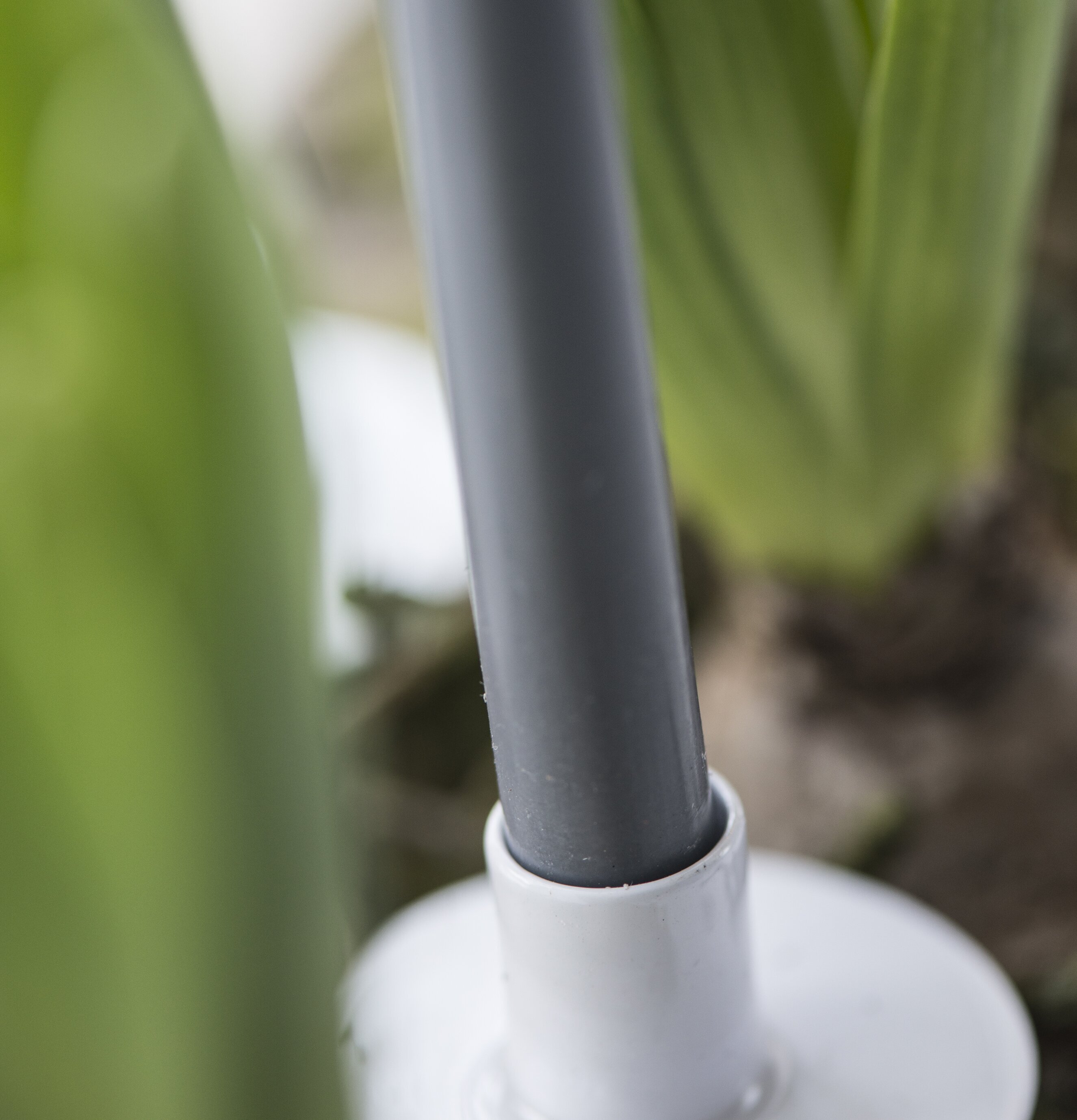 Ljus Mörkgrå Ø1,3x20 cm från IB Laursen i vit ljusstake