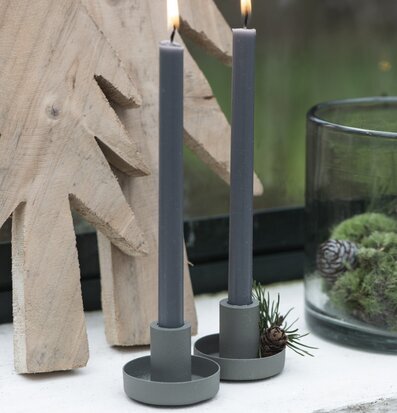 Bild av stämningsfullt arrangemang med ljus och dekorationer