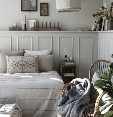 Bild av harmonisk och stilren inredning med rustik charm