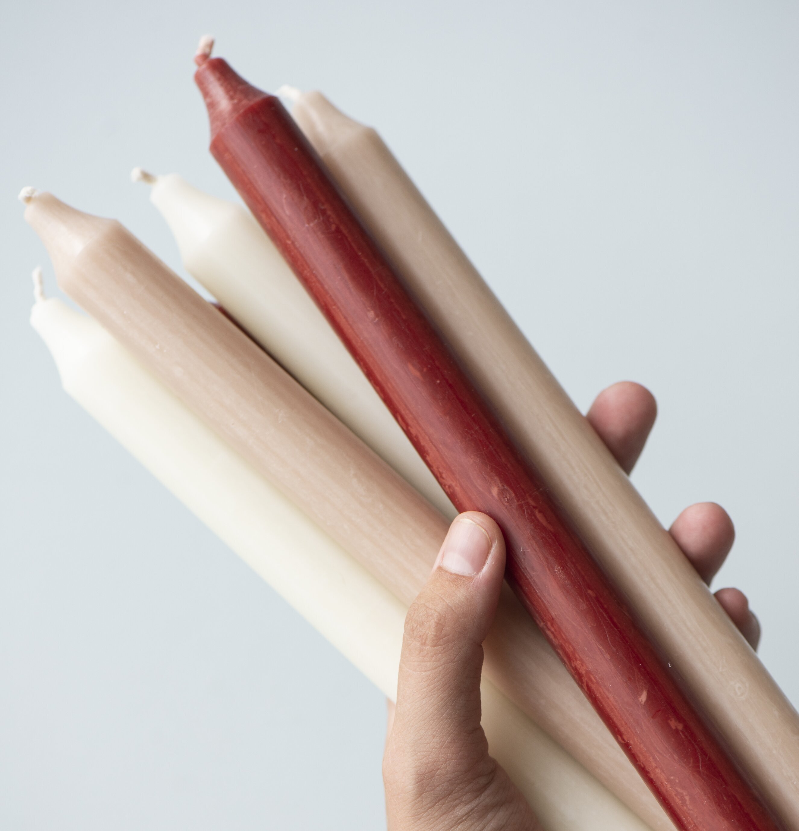 Bild av kronljus i olika färger och rustik stil