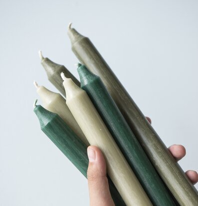 Bild av stilrena och funktionella kronljus i hand