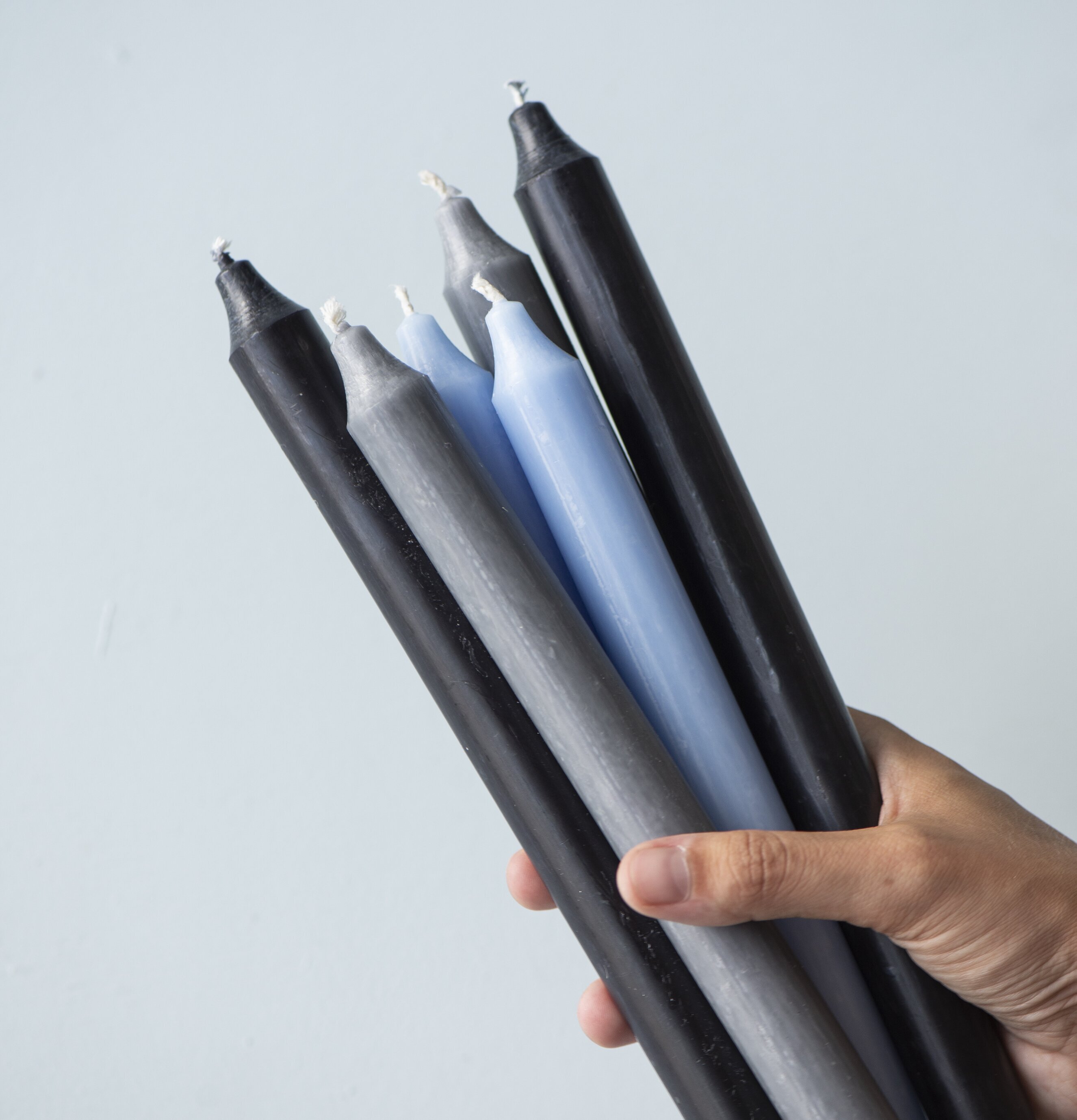 Rustik Kronljus Grå från IB Laursen hålls i en hand