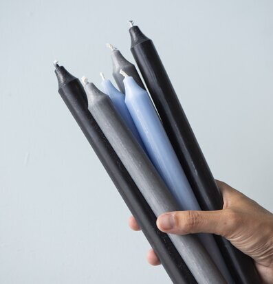 Foto av rustika kronljus i harmoniska grå och blå toner